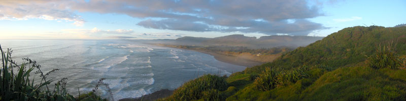 Sonnenuntergang am Muriwai Beach - hier wird normalerweise gesurft